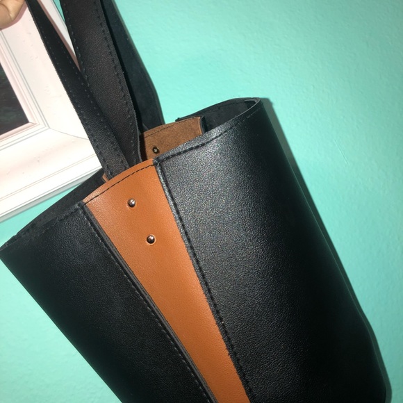 S O L D .Bucket crossbody❗️♥️❤️ - Picture 4 of 6